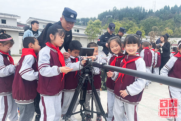 “青春护蕾·爱在广安”小学生走进广安特巡警训练基地