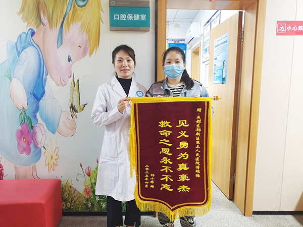 点赞！护士地铁急救晕厥女孩