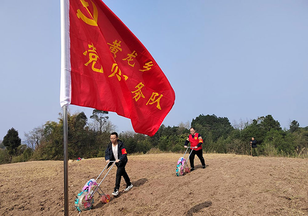 播种施肥我来帮 党群一心把农忙