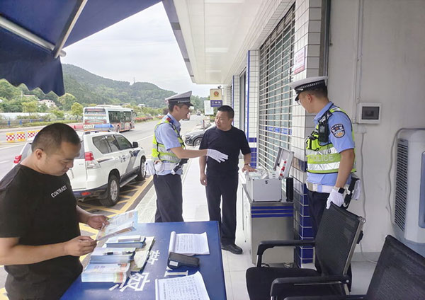 四川省公安厅交警总队到射洪市督导检查道路交通安全管理工作